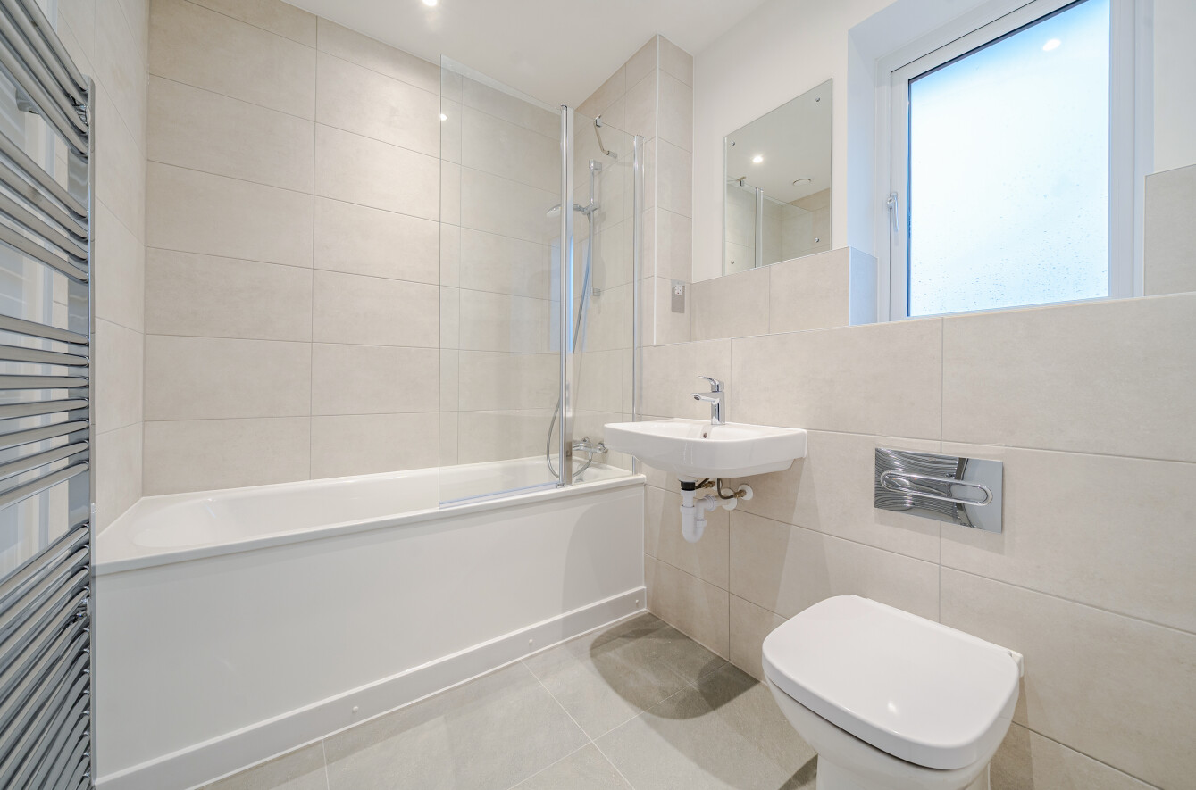 2 Bedroom Flat over Carport bathroom at Hareshill
