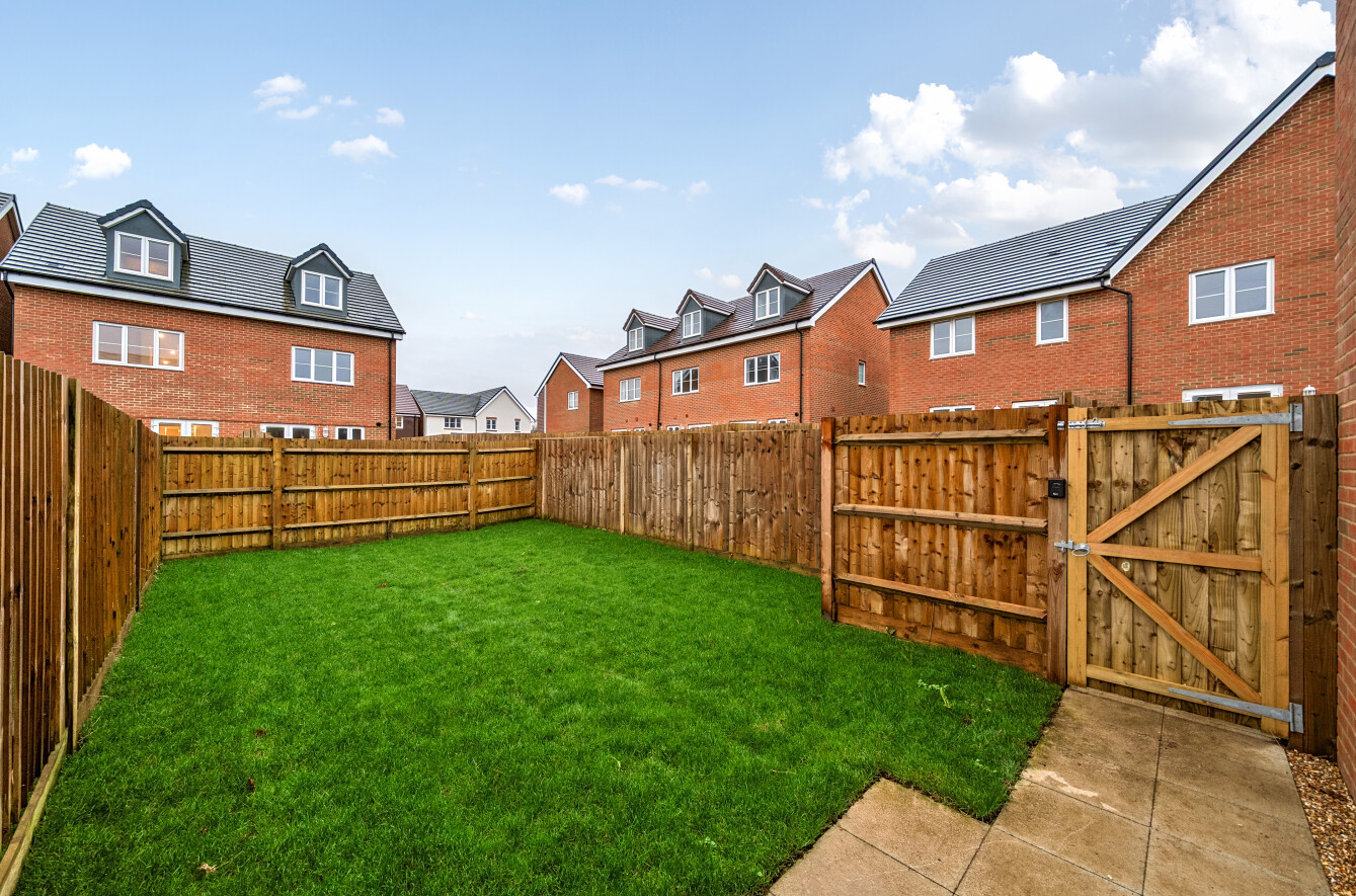 Garden photo of a 2 bedroom house at Oaklands Place