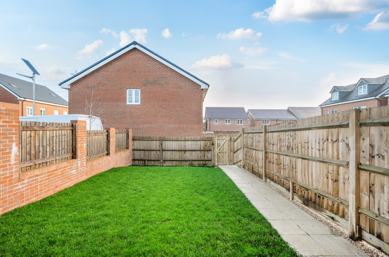 Photo of a garden in a 3 bedroom house at Oaklands Place